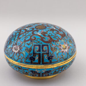 A circular cloisonné enamel ‘dragon’ box and cover (Qianlong period, 1736-1795)