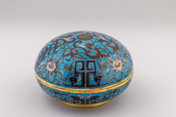 A circular cloisonné enamel ‘dragon’ box and cover (Qianlong period, 1736-1795)