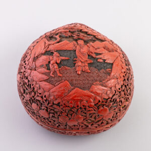 A three-coloured lacquer peach-shaped ‘sanduo’ box and cover (Qianlong period, 1736-1795)