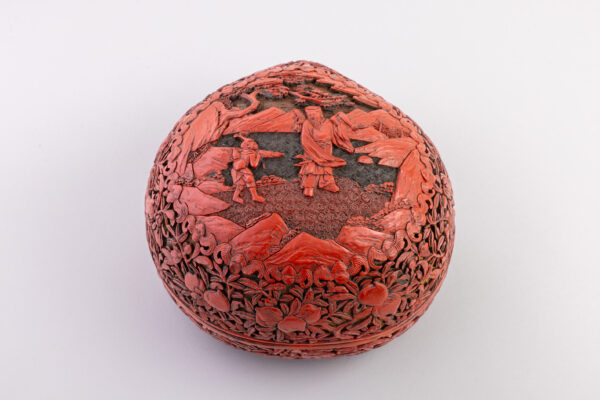 A three-coloured lacquer peach-shaped ‘sanduo’ box and cover (Qianlong period, 1736-1795)