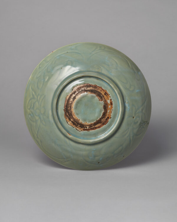 A ‘Longquan’ celadon deep dish with incised floral decoration (Ming dynasty, 1368-1644)