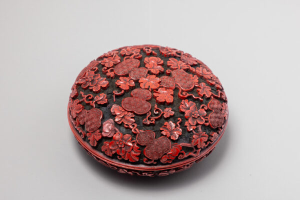 A carved cinnabar and black lacquer ‘double gourd’ box and cover (Yongzheng period, 1723-1735)